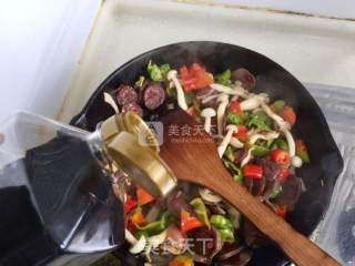 螺丝椒菇菇炒香肠的做法步骤：8