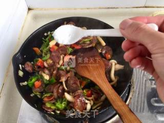 螺丝椒菇菇炒香肠的做法步骤：9