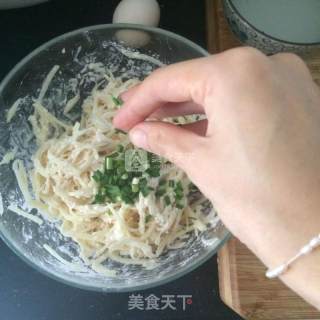 土豆丝饼的做法步骤：6