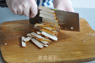 瘦肉炒香干的做法步骤：2