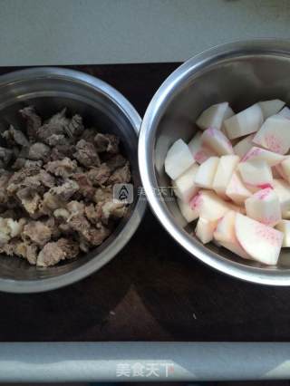 牛肉炖萝卜的做法步骤：1