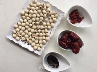 莲子红枣糖水的做法步骤：1