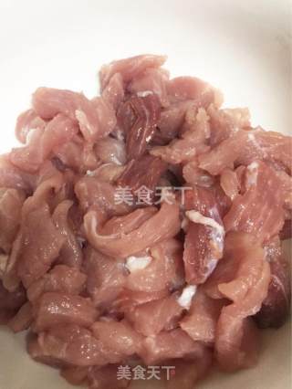 糖醋里脊的做法步骤：1