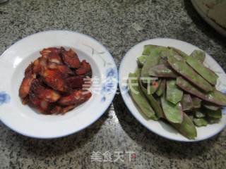 麻辣香肠炒扁豆的做法步骤：1