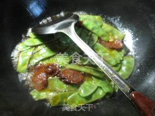 麻辣香肠炒扁豆的做法步骤：4