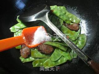 麻辣香肠炒扁豆的做法步骤：6