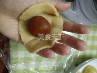 莲蓉蛋黄月饼的做法步骤：7