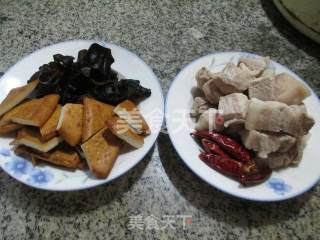 黑木耳香干烧五花肉的做法步骤：1