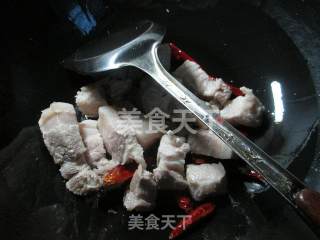 黑木耳香干烧五花肉的做法步骤：2