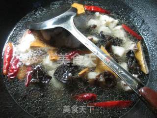 黑木耳香干烧五花肉的做法步骤：6