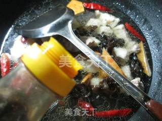 黑木耳香干烧五花肉的做法步骤：7