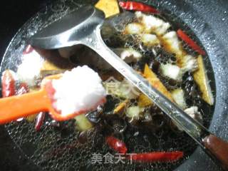 黑木耳香干烧五花肉的做法步骤：9