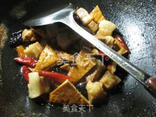 黑木耳香干烧五花肉的做法步骤：11