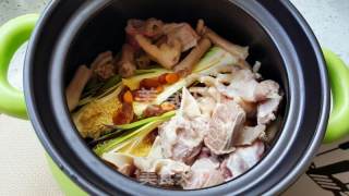 秋季汤水~鲜霸王花煲猪隔膜的做法步骤：2