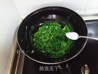 韭菜梗炒鸡蛋的做法步骤：6