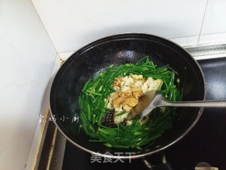 韭菜梗炒鸡蛋的做法步骤：7