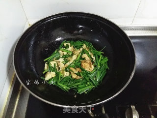 韭菜梗炒鸡蛋的做法步骤：8