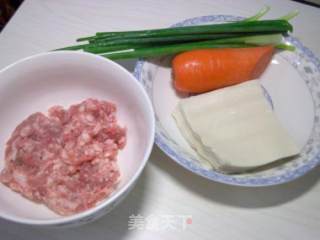 胡萝卜鲜肉小馄饨的做法步骤：1