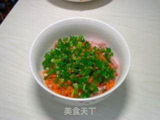 胡萝卜鲜肉小馄饨的做法步骤：2