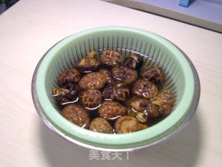 脊骨胡萝卜香菇玉米汤的做法步骤：2