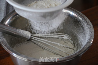 黑芝麻戚风蛋糕的做法步骤：3