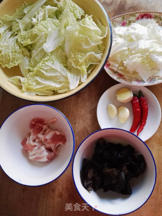 五花肉炒白菜的做法步骤：1