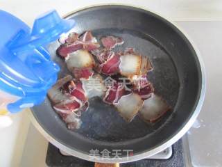 腊肉土豆片的做法步骤：1