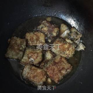 糖醋带鱼的做法步骤：10