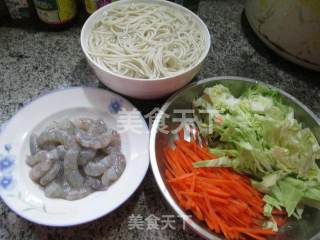 虾仁圆白菜炒面的做法步骤：1