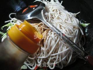 虾仁圆白菜炒面的做法步骤：5
