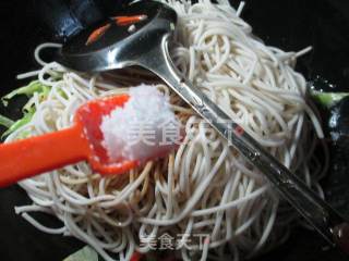 虾仁圆白菜炒面的做法步骤：6