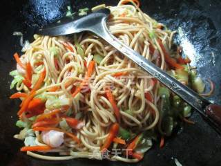 虾仁圆白菜炒面的做法步骤：8