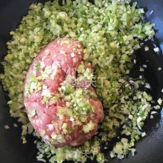 芹菜圆白菜肉包子的做法步骤：2