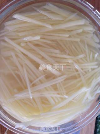 土豆丝炒韭菜的做法步骤：2