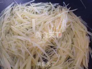 土豆丝炒韭菜的做法步骤：4