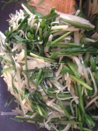 土豆丝炒韭菜的做法步骤：5