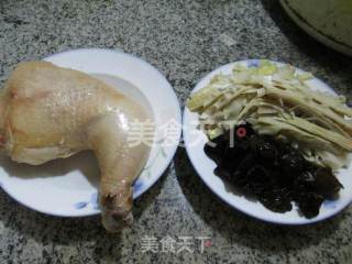 黑木耳羊尾笋鸡腿汤的做法步骤：1