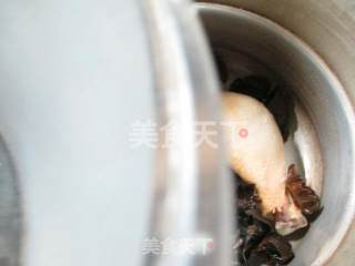 黑木耳羊尾笋鸡腿汤的做法步骤：2