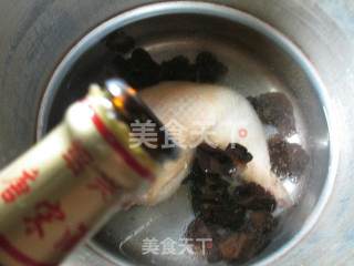黑木耳羊尾笋鸡腿汤的做法步骤：3