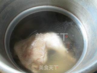 黑木耳羊尾笋鸡腿汤的做法步骤：5