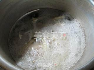 黑木耳羊尾笋鸡腿汤的做法步骤：6