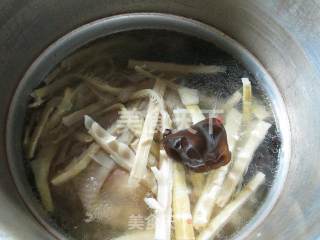 黑木耳羊尾笋鸡腿汤的做法步骤：8