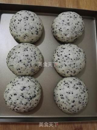 黑芝麻奶酪餐包的做法步骤：12