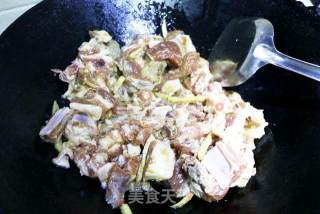 羊骨焖饭的做法步骤：3
