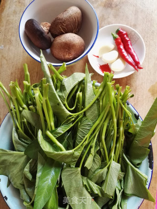 香菇空心菜的做法步骤：1