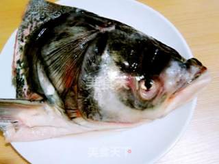 天麻炖鱼头的做法步骤：2