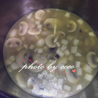 鸡蓉蘑菇粟米忌廉汤的做法步骤：7