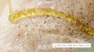 蜂蜜香煎银鳕鱼的做法步骤：2