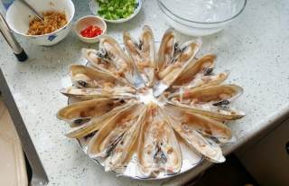 蒜蒸玉米蚌的做法步骤：4