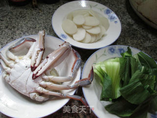青菜螃蟹煮年糕的做法步骤：1
